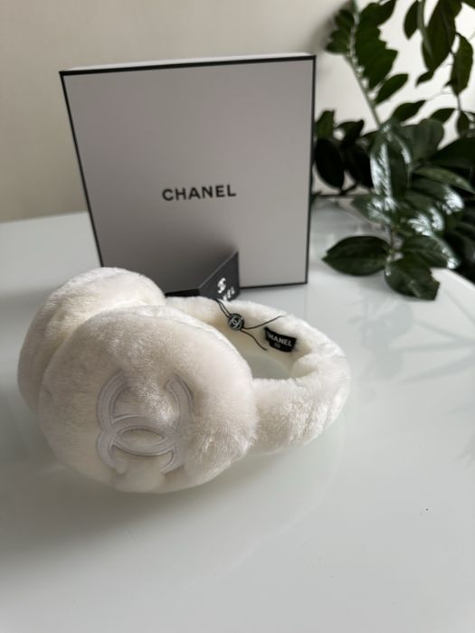 Cudne  biale nauszniki Chanel
