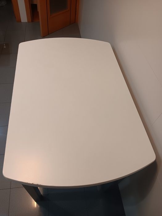 Mesa de cozinha com cadeiras