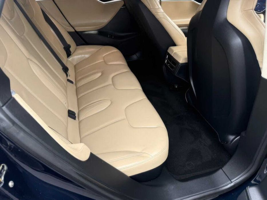 Tesla Model S      2018