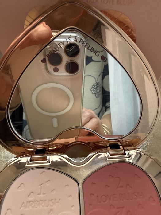 Sprzedam Charlotte Tilbury róż z pudrem limitowana edycja.