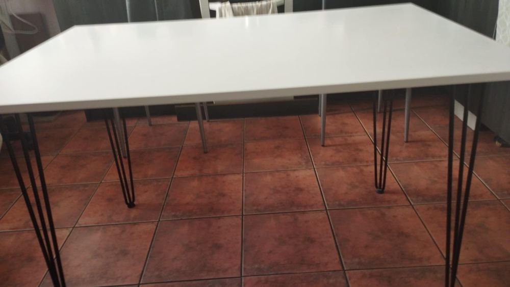 Nowoczesny biały stół