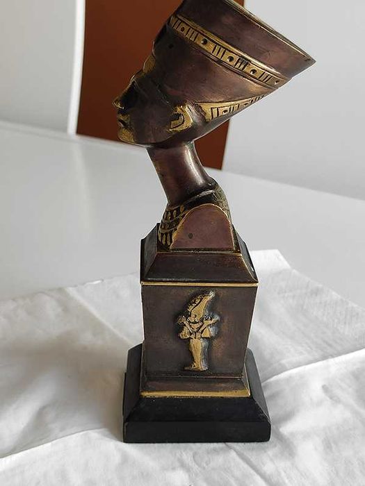 Estátua da Nefertiti em bronze