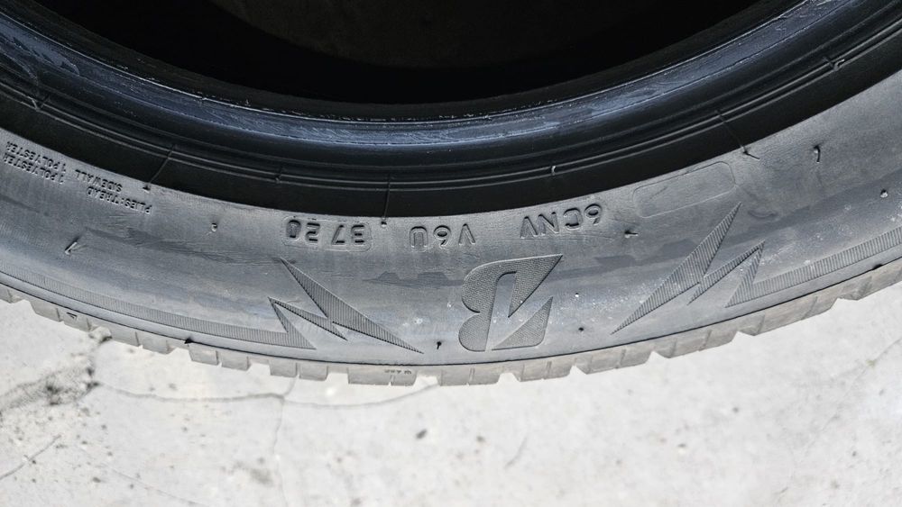 Komplet opon (4szt) BRIDGESTONE BLIZZAK LM005 zimowe.
