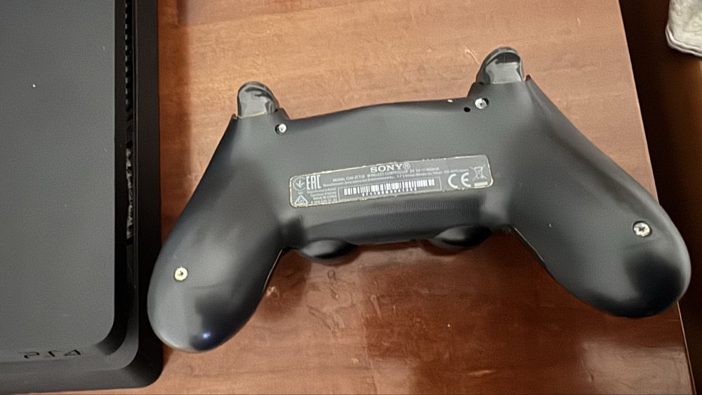 PS4 Slim 1TB + 2 comandos (Factory Reset + Pode ser desbloqueável)