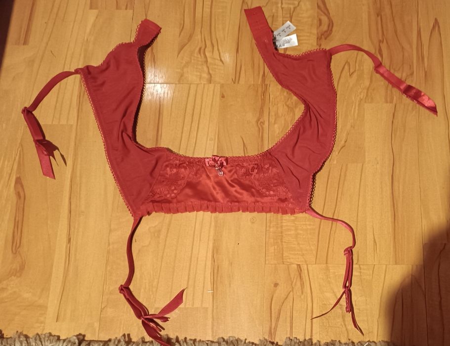 Czerwony pas do pończoch rozmiar S