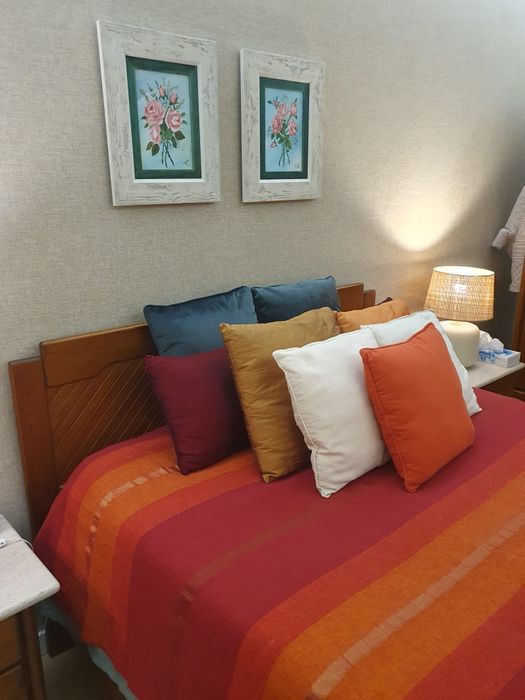 Mobília de quarto de casal em madeira maciça