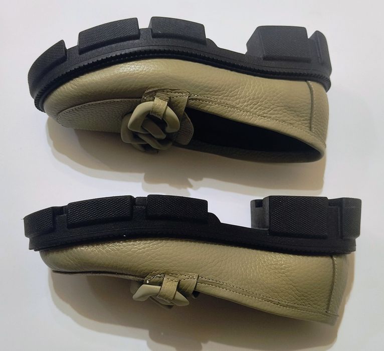 Зелені фісташкові м'які туфлі лофери з ланцюжком