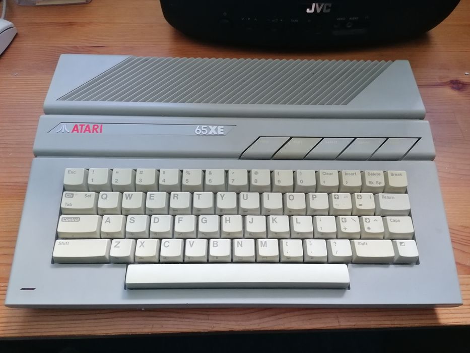 Atari 65xe z oryginalnym zasilaczem i boxem