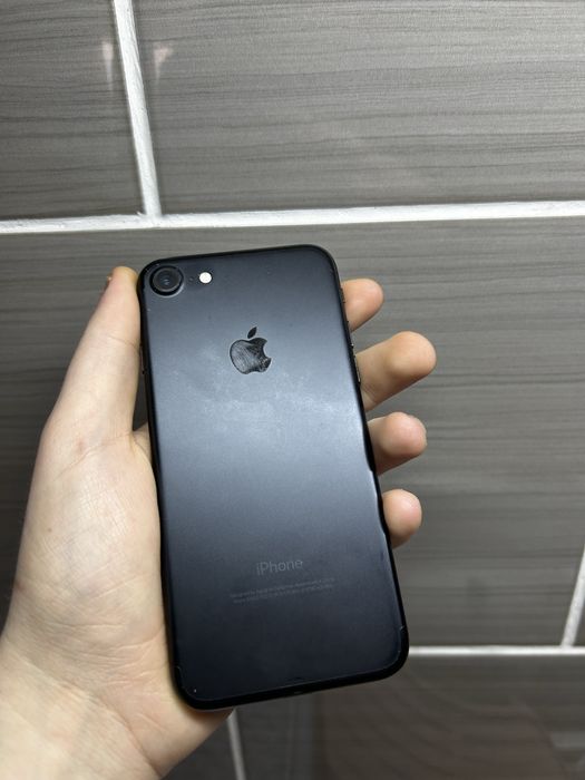 Айфон 7 32 гб чорний + кабель