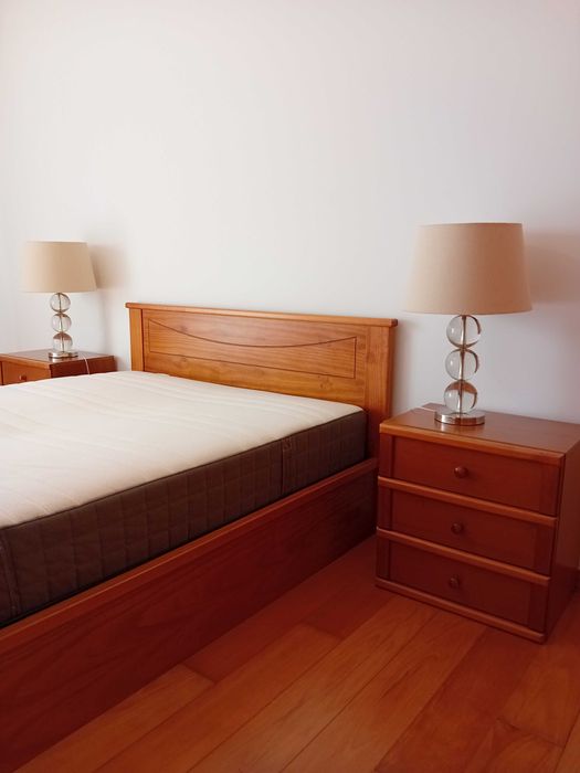 Quarto de cama com camiseiros e colchão