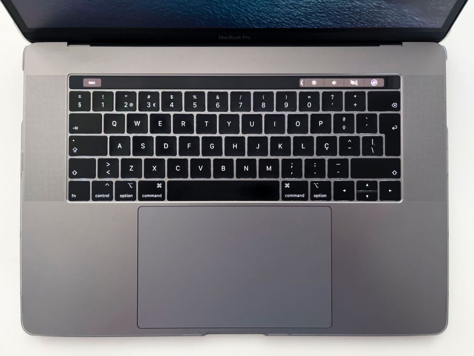 MacBook Pro 15" 2.6 GHz i7 (2018) with Touch Bar64738560728195122