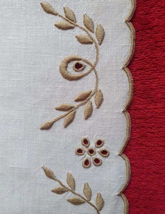 Conjunto de naperons em linho e bordado original da Madeira