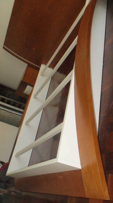 Cama completa, tamanho King com 2 mesas cabeceira, e luzes LED