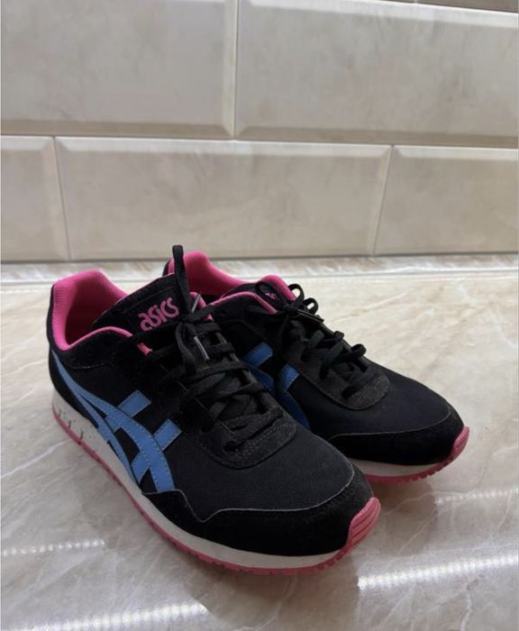 Кросівки asics.