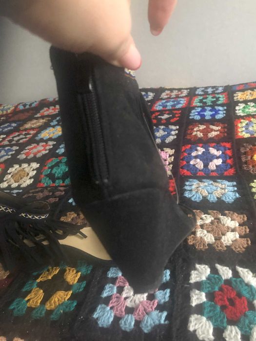 Czarne sandały na koturnie