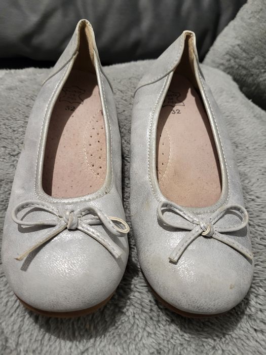 Calçado  tamanho 32. Sabrinhas