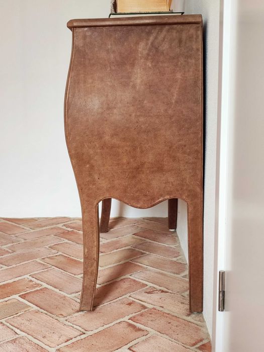 Cómoda com Revestimento em Pele.