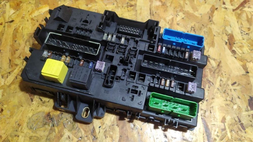CAIXA DOS FUSIVEIS OPEL ASTRA H 13145018 CE