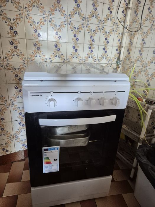 Vendo 3 camas e 2 sofas individuais e 1 fogao