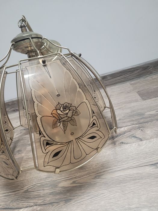 Lampa ze zdobieniami złota