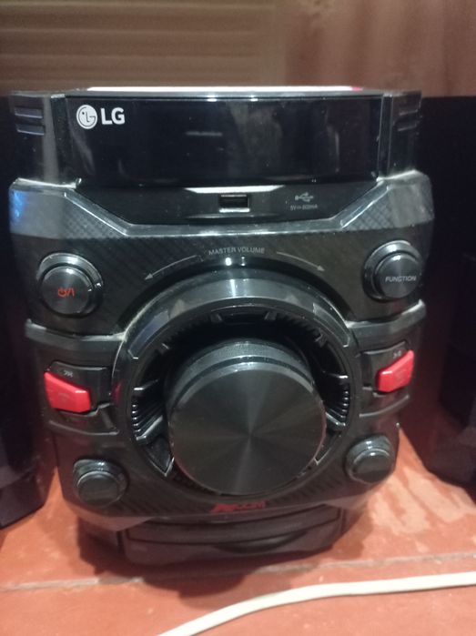 Потужний музикальний центр LG