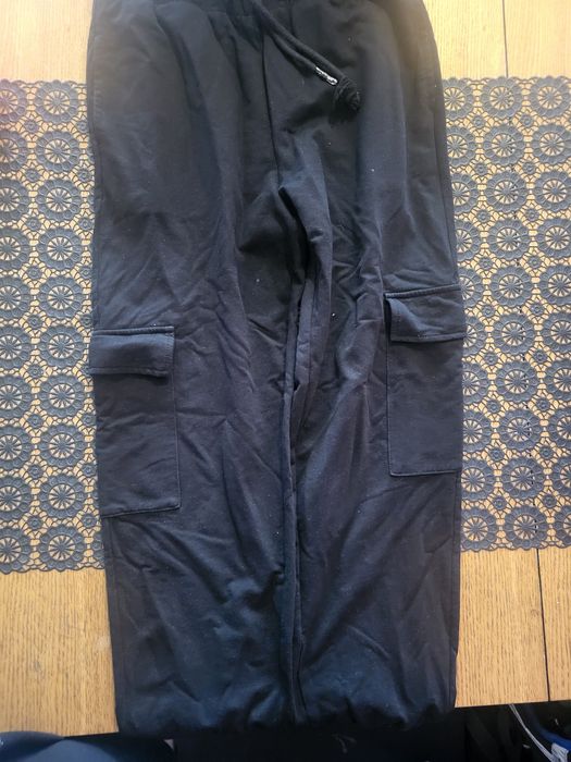 Czarne spodnie bojówki