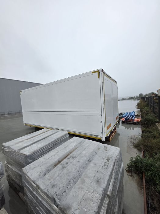 Carroceria fibra, nova, abre em todos os lados