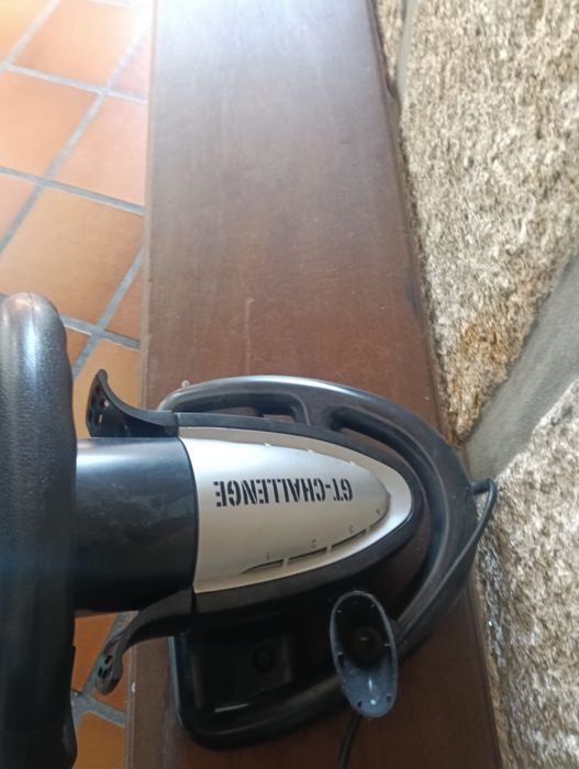 Volante e pedais para jogos de PC e PlayStation