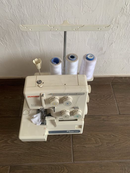 Продам Оверлок Janome