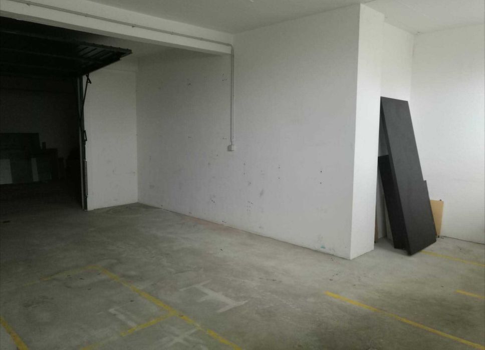 Aluga-se garagem privada/box fechada com 37 m², em Mafra, ideal para estacionamento, arrumos, armazenamento ou pequeno armazém.