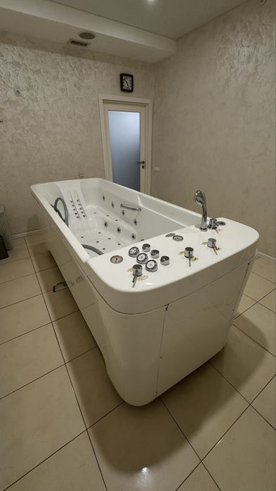 Гідромасажна ванна .