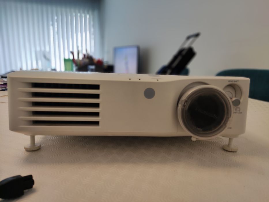 Projetor Panasonic modelo PT- AX100E
