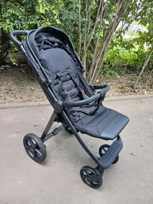 Прогулянкова коляска Carrello Bravo