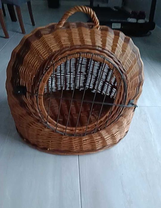 Transportem kosz wiklinowy dla kota