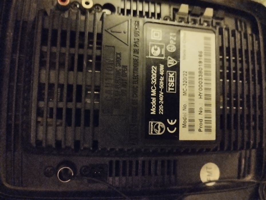 Музичний центр Філіпс .має в собі програвач дисків та касет.