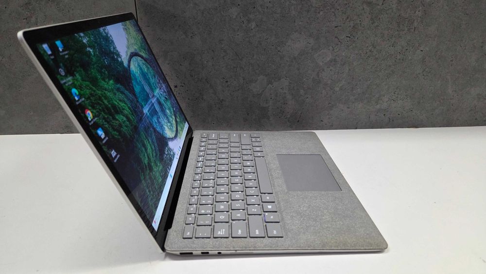 Surface Laptop 2 i5 8350U 8GB 128SSD 1769 Dotyk 2256x1504 Microsoft