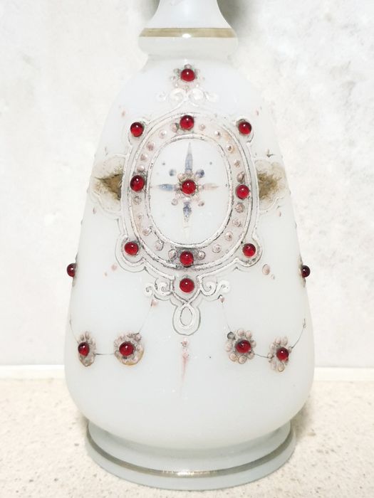 Raro antigo frasco Baccarat em vidro opalino esmaltado e decorado