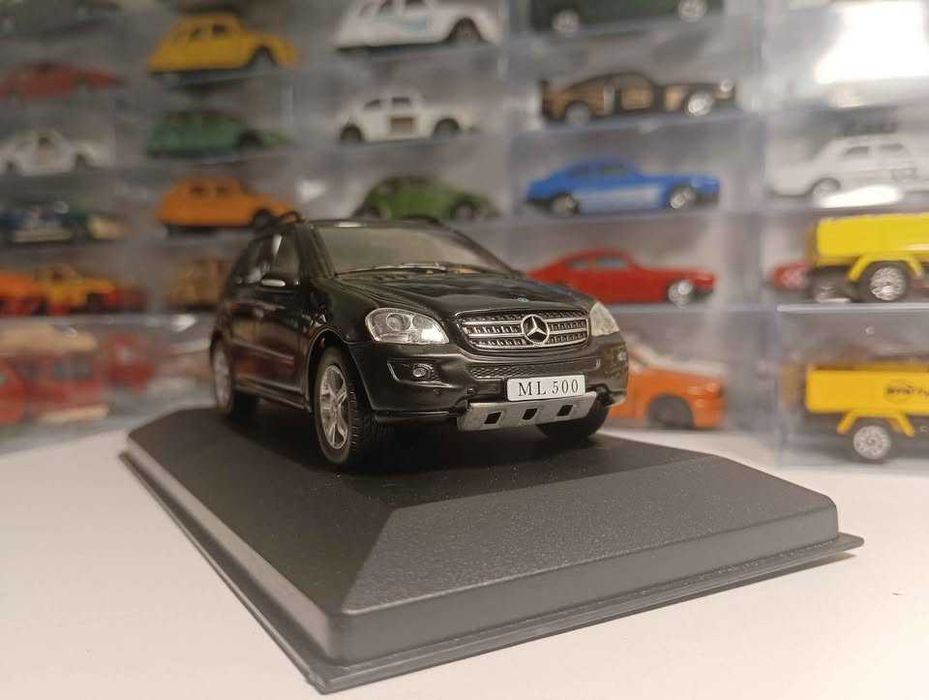Miniatura de coleção Mercedes Benz ML 500 1.43