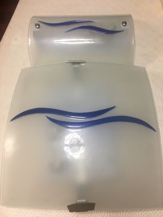 Conjunto de 2 apliques em vidro fosco com design azul