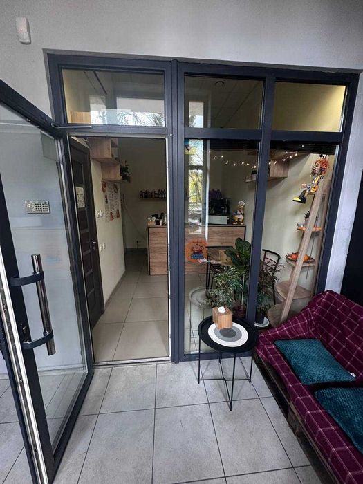 Здам в оренду фасадне приміщення 1 поверх, всі ідуть до метро, 20м2