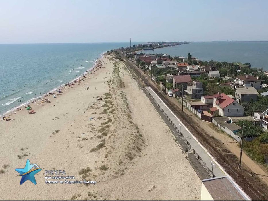 Участок в первой линии моря. Под строительство дачи.