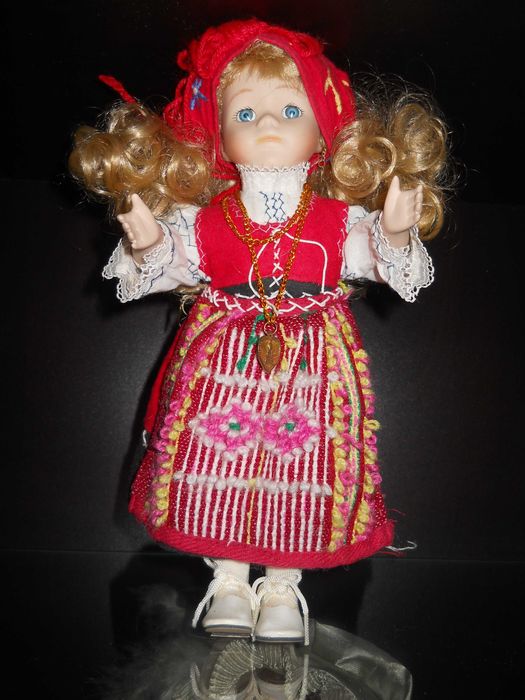 Minhota -Boneca porcelana
