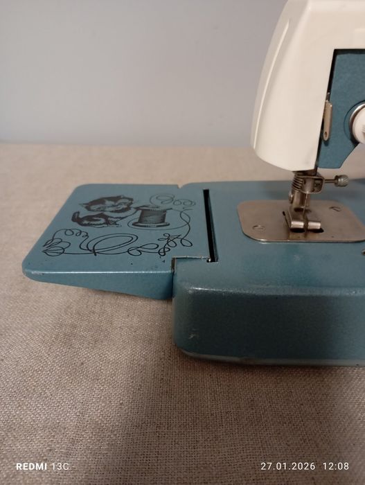 Детская швейная машинка Дніпряночка