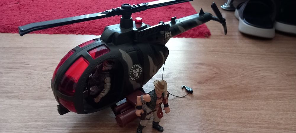Helicopter with 2 Soldier Figures64739096560385124