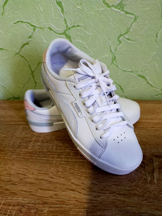 Продаються жіночі шкіряні кросівки PUMA.