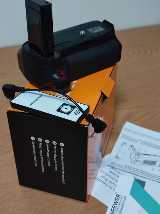 Punho Battery Grip Neewer BG-2T para Nikon D5500 - máquina fotográfica