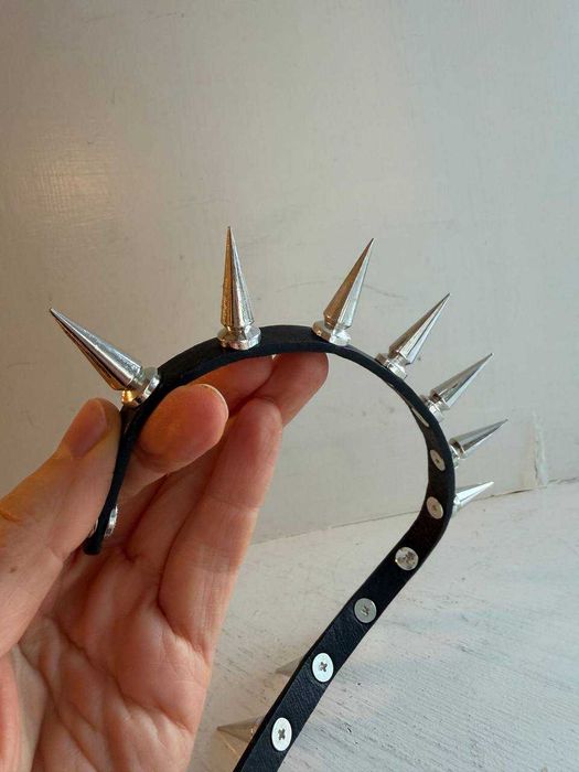 Чокер с шипами в стиле панк или готика.