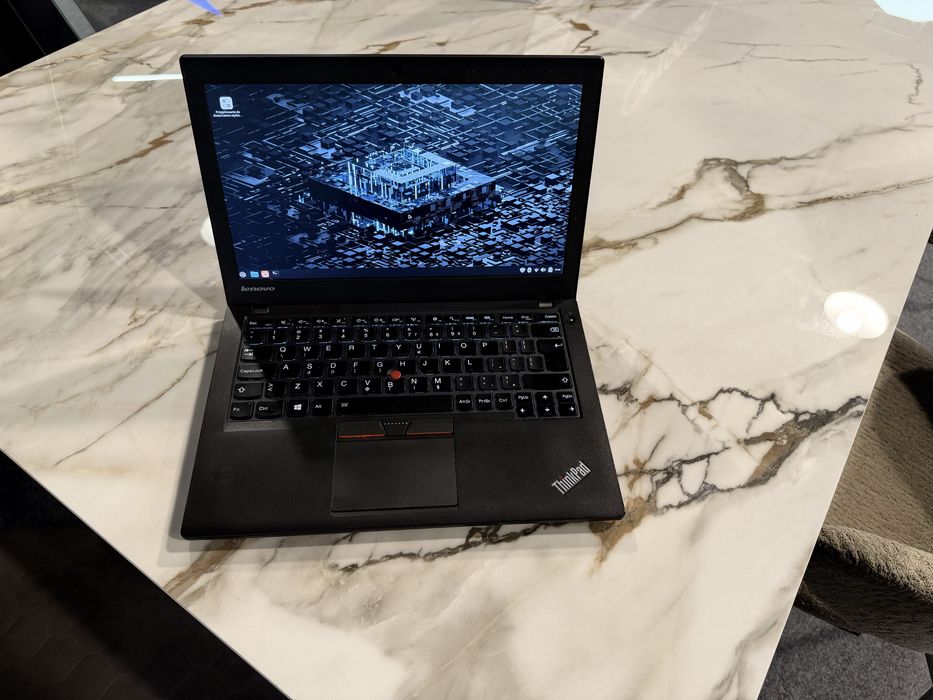 Lenovo Thinkpad X250 8GB 256SSD linuxMint 2 baterie