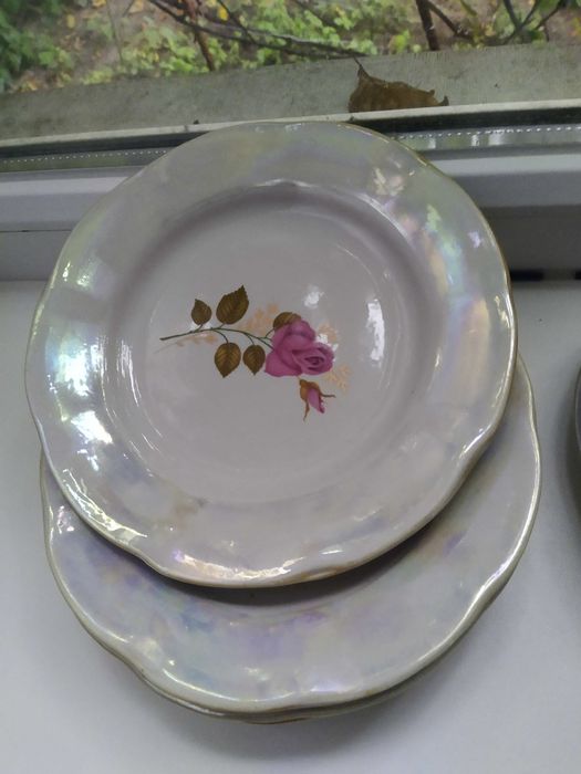 Продам набір тарілок і ложок.