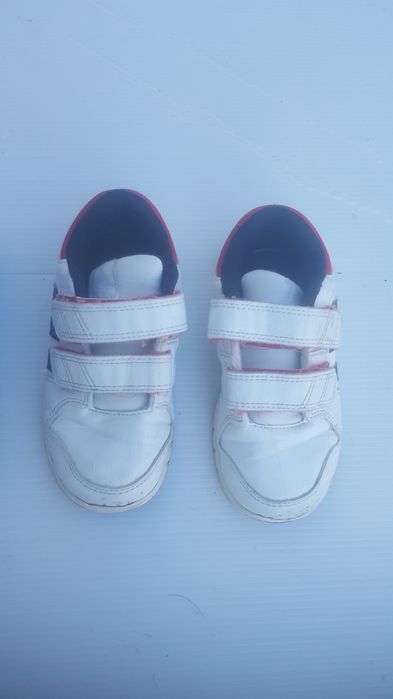 2 pares  de sapatos  para  crianças  o primeiro  N 27 o outro  26